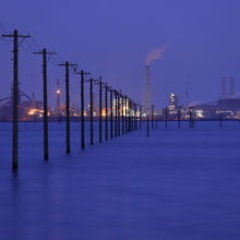 日が沈むと対岸の工場夜景が映えます