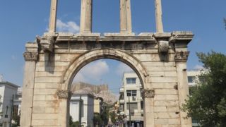 門越しにパルテノンをみる