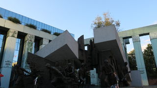 ワルシャワのために立ち上がった人たちを讃える碑です