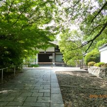 緑に包まれた寺院入口付近です。