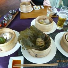 ２階にはランチも楽しめる中華料理店。予約が良いと思います。