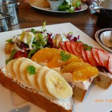 朝食で頂いたオープンサンドウィッチは綺麗で美味しい。
