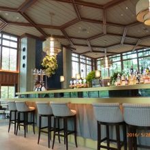 天井が高く開放的でありながら落着いた店内。