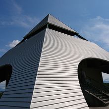 この建物の中に階段があります