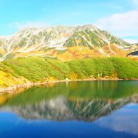 みくりが池に映る立山。宿から徒歩20秒。