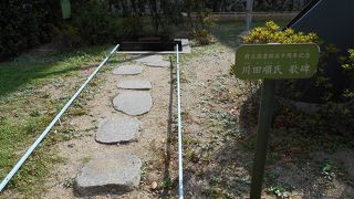 中之島図書館の入り口の横