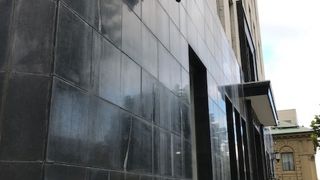 黒い御影石と白いタイル