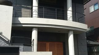 鉄筋コンクリート造りの立派な寺院