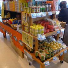 店内に販売されている沢山のお土産品