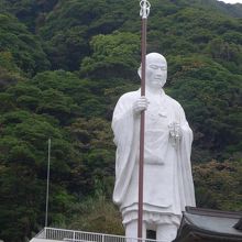 とても高さがある大師像です