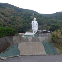 駐車場から見た大師像