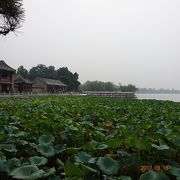 昆明湖の湖畔に建っている夕佳楼のそばを通って長廊に向かいました。