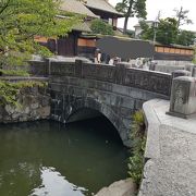 龍の浮彫が素晴らしい橋