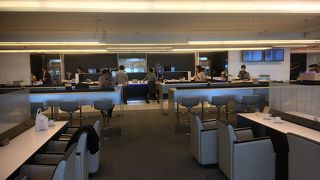 ビジネス客主体のラウンジ