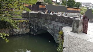 龍の浮彫が素晴らしい橋