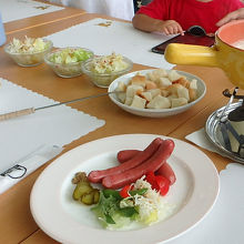 チーズフォンデュ、ソーセージ、パスタなど