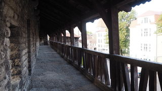 城壁の上に上れます