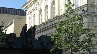 門の上の三人が印象的です