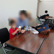 ２階は会議室仕様で観光客向きではないが、休憩はできる。