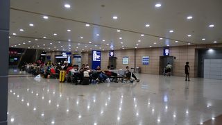 空港野宿は慢性的なイス不足。危うくイス難民