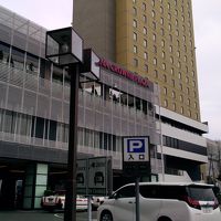 リバーサイドの中層ホテル