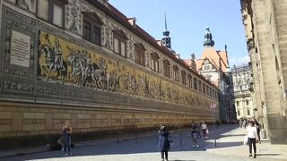 25000枚のマイセン焼きタイル使用の壁画