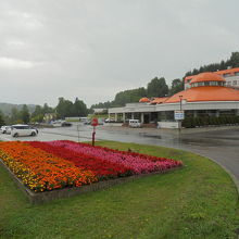 湖畔にあるレイクサイド桜岡