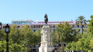 大聖堂の北側に位置する広場