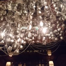 頭上にはフルーツの…。