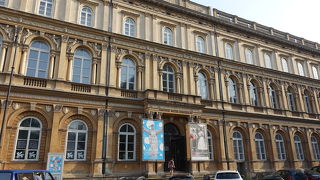 アーチが印象的な見事な建物