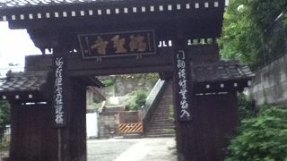 立派な本堂と門