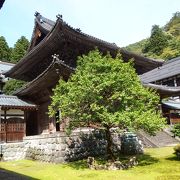 山門と仏殿の間にあります