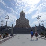 高台に建っているグルジア正教会の総本山