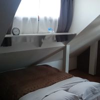 致し方ないですが、屋根に沿って斜めになってます。