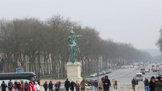 正面入口の前に・・・