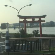 空港前の赤い鳥居