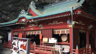 洞穴の中の本殿