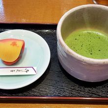 抹茶セットの上生菓子は、夕焼けに赤とんぼです