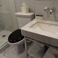 ウォシュレットはなし。トイレットペーパーの紙は柔らかいです。