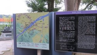 源氏物語の石像と一緒にパチリ！