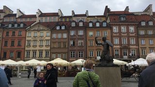 長方形のカラフルカラーの可愛い建物が並ぶ　旧市街地広場