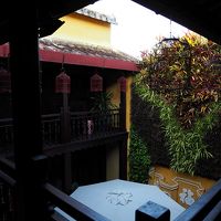 ２階の客室へ向かう途中の中庭