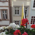 旗とゼラニウムで飾られた、可愛いホテル。旗の出ている部屋に泊まりました。