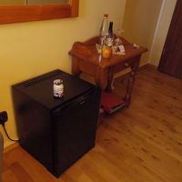 水とワインの小瓶がサービス