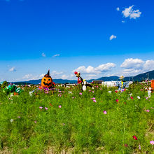 創作かかしが並ぶ