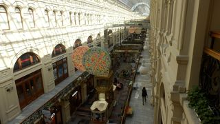 リーズナブルなフードコートもあって便利