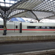 大きな屋根で覆われています