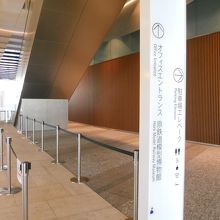 長いエスカレーターをのぼった２階にあります