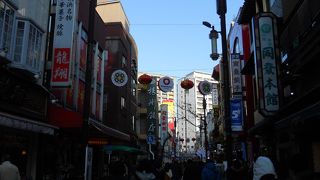 「横浜中華街」のほぼ中央を南北に通っています