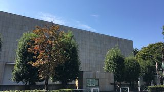 公園の中の美術館